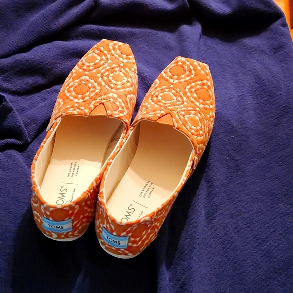 Toms - Picture 2 of 3